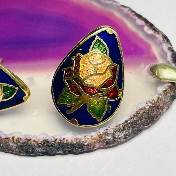Vtg Cloisonné pink rose flower tear drop 3/4x1/5” post gold tone earrings - Picture 2 of 3